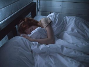 Sleeping less than seven hours per night and self-reported low sleep quality during adolescence associated with risk for developing MS