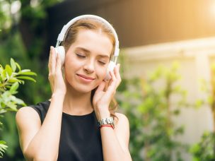 Music therapy is effective in managing anxiety and emotional well-being in women undergoing cancer treatments, according to a recent study.