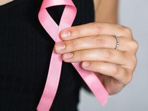 Breast cancer patients' decisions to undergo a preventive mastectomy are often driven by negative emotions associated with the disease rather than rational evaluation of available treatment options.