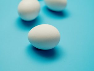 In a clinical trial, the immunomodulatory effects of partial egg intake altered the diagnostic performance of allergy tests.